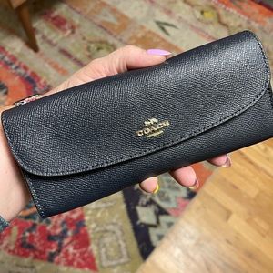 Navy blue women’s wallet in excellent condition. Coach brand.